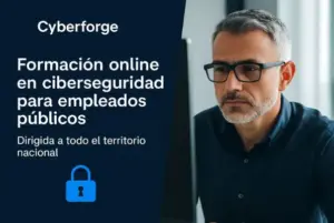 Hombre frente a un ordenador representando un curso online de ciberseguridad para empleados públicos ofrecido por Cyberforge.