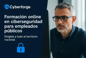 Hombre frente a un ordenador representando un curso online de ciberseguridad para empleados públicos ofrecido por Cyberforge.